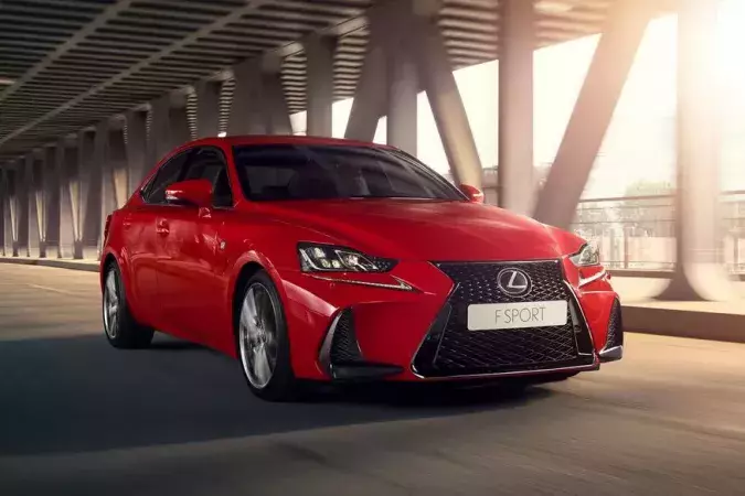 Lexus IS недолго продержался в РФ после камбэка: соперники расходятся бодрее