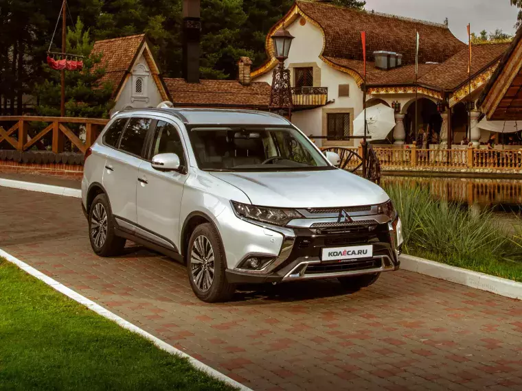 Светлая кожа и три ряда для хоббитов: тест обновлённого (опять) Mitsubishi Outlander