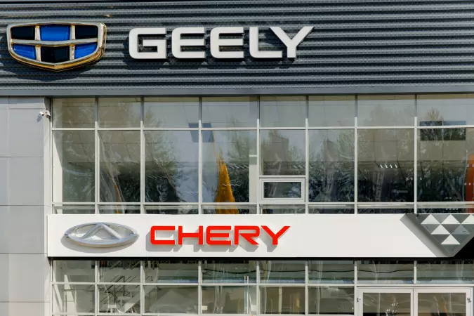 Автосалон Geely и Chery