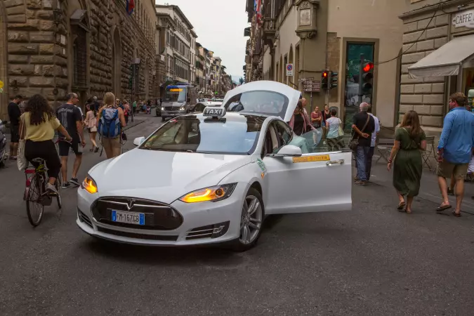 Tesla такси