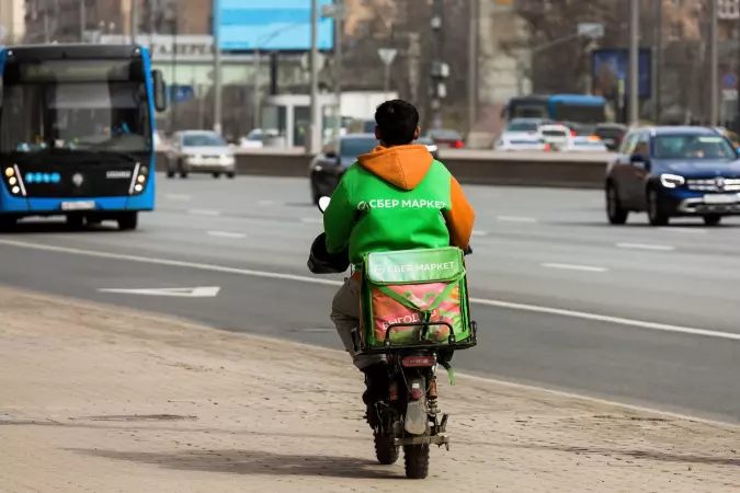 Курьер на электровелосипеде