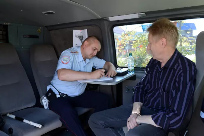 Сотрудник ГАИ и водитель