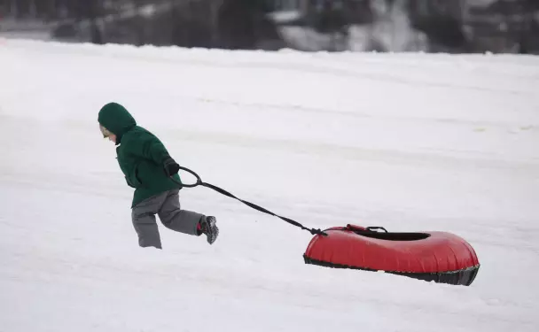 Ребенок с тюбингом