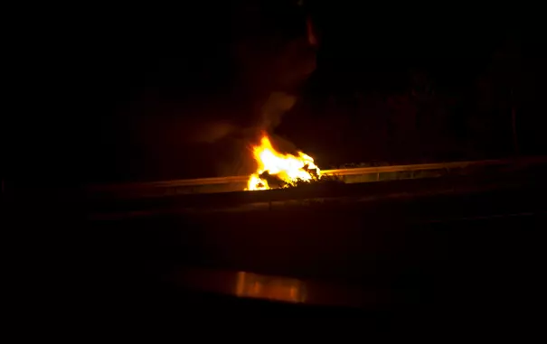 Машина горит