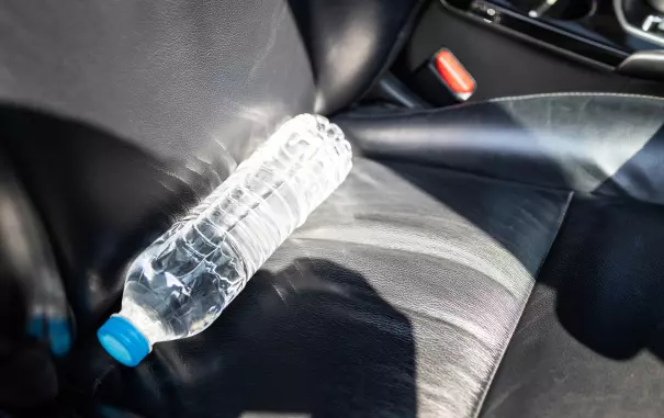 Бутылка воды на солнце