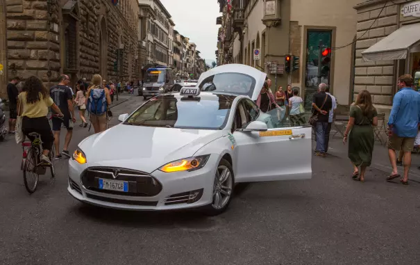 Tesla такси