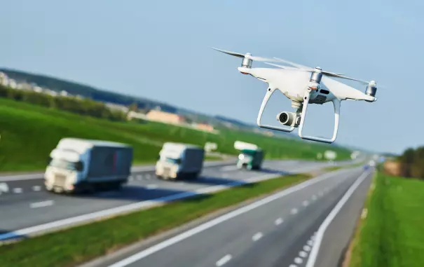 Дрон над дорогой