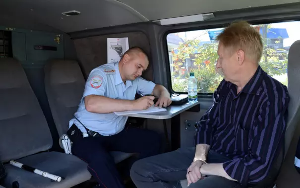 Сотрудник ГАИ и водитель