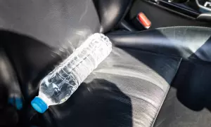 Бутылка воды на солнце