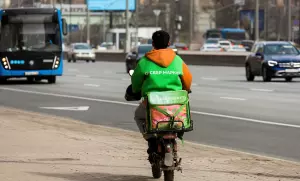 Курьер на электровелосипеде