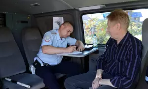 Сотрудник ГАИ и водитель