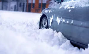 Машина в снегу