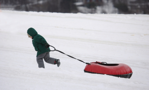 Ребенок с тюбингом